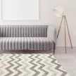 VENA Taupe, bézs és taupe chevron mintás szőnyeg szennytaszító bevonattal