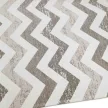 VENA Taupe, bézs és taupe chevron mintás szőnyeg szennytaszító bevonattal