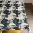 Asztalterítő ALMA szürkés árnyalatú absztrakt mintás S 137 x 180 cm