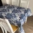 Asztalterítő ROZA kék-fehér rózsamintás S 137 x 180 cm