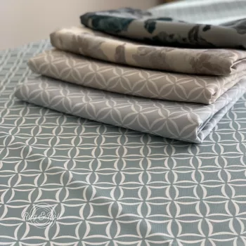   Asztalterítő OLIVIA halványkék-ekrü geometrikus mintás S 137 x 180 cm