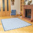CHEVRON Blue L Geometrikus kék-fehér Chevron mintás szőnyeg 160 x 230 cm