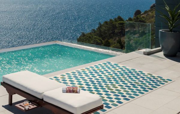 szőnyeg a medence mellett
