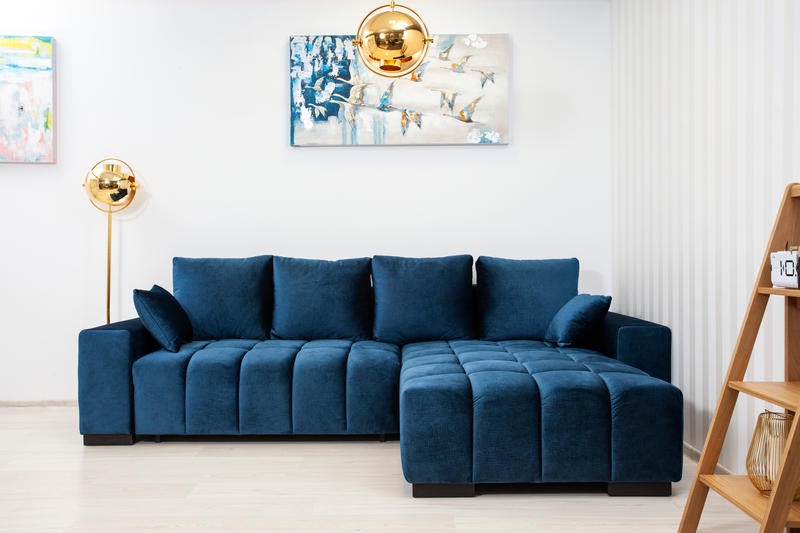 Modern bútorszövet kék kanapén.