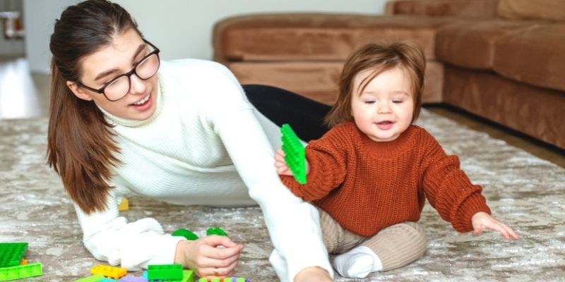 gyerekszoba szőnyeg, amin egy gyermek és az anyukája játszanak
